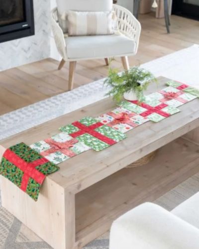 GO! Gift Boxes & Bows 3D Table Runner - Free Quilt Pattern