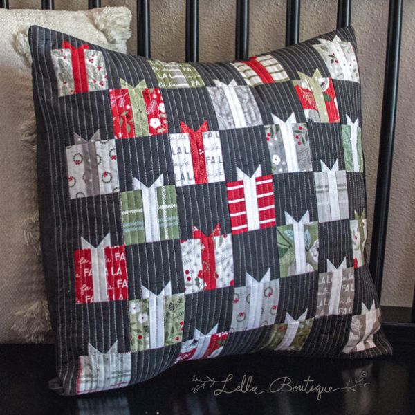 Giving Season Pillow - free quilt pattern