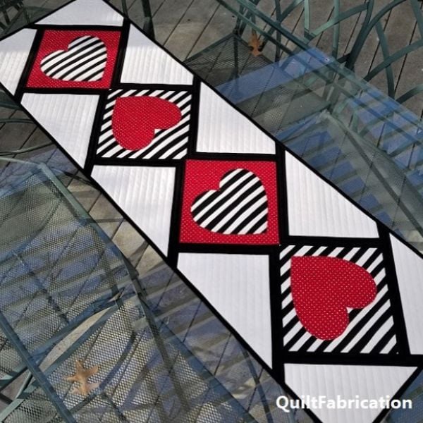 Heart Table Runner Quilt Idea from Quiltfabrication