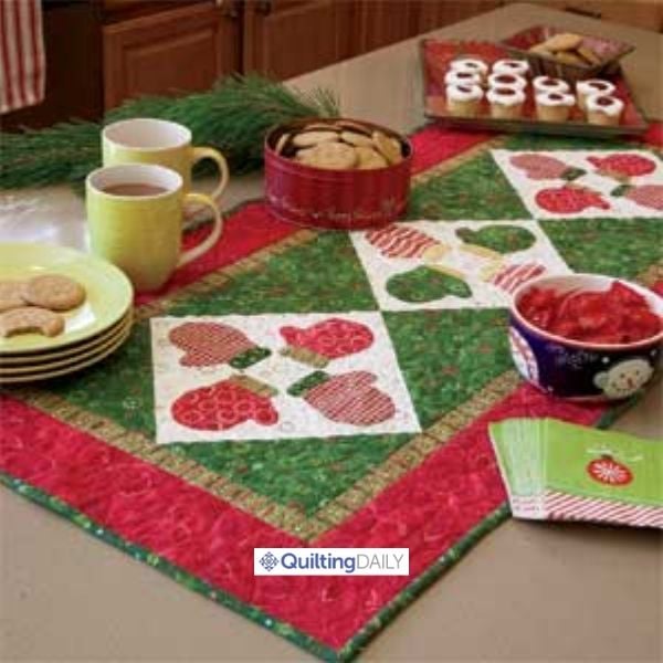 S&rsquo;mittens Table Runner - free quilt pattern