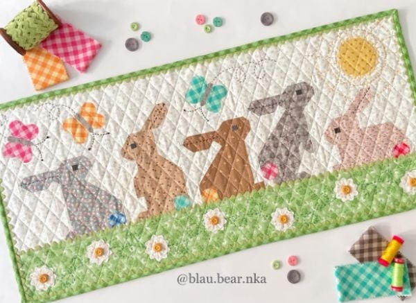 Easter Table Runner Quilt Idea from Blau.Bear.Nka
