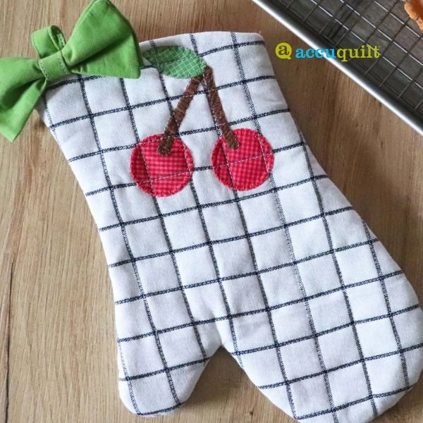 GO! Cherry Pie Oven Mitt - free quilt pattern