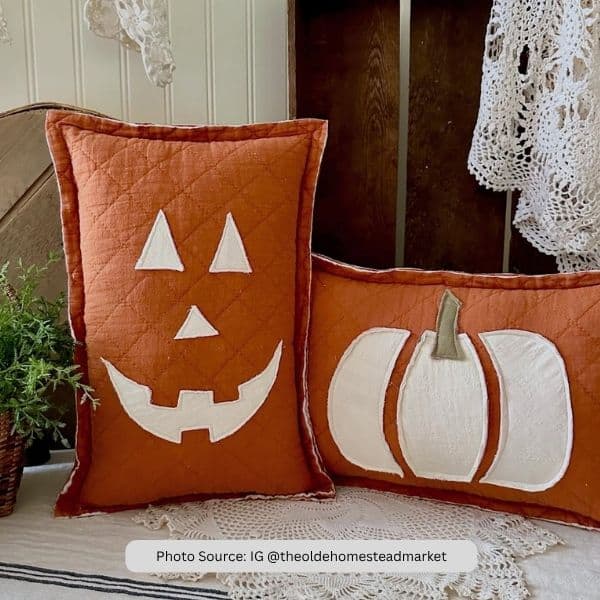 Halloween Quilted Pillow Idea from IG theoldehomesteadmarket