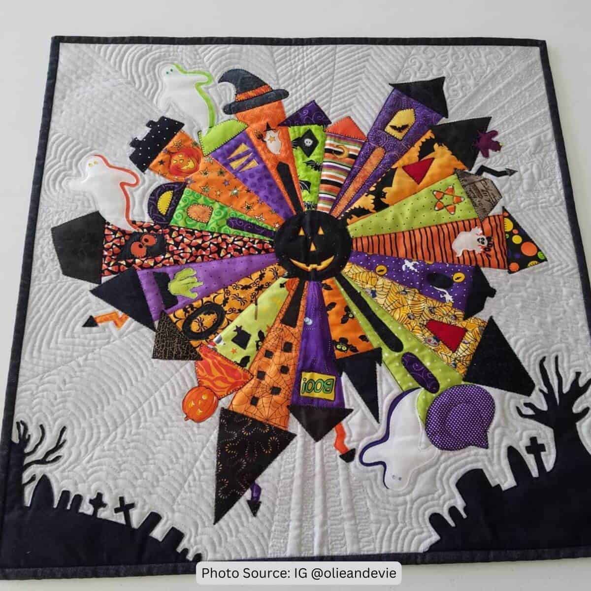 Halloween Wall Hanging Quilt Idea from IG olieandevie